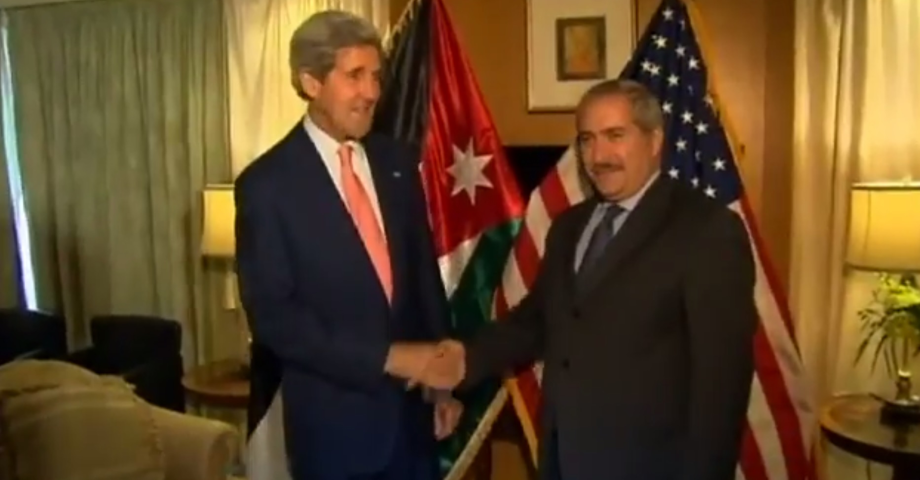 ג'ון קרי עם שר החוץ הירדני נאצר ג'ודה (צילום מסך: יוטיוב)