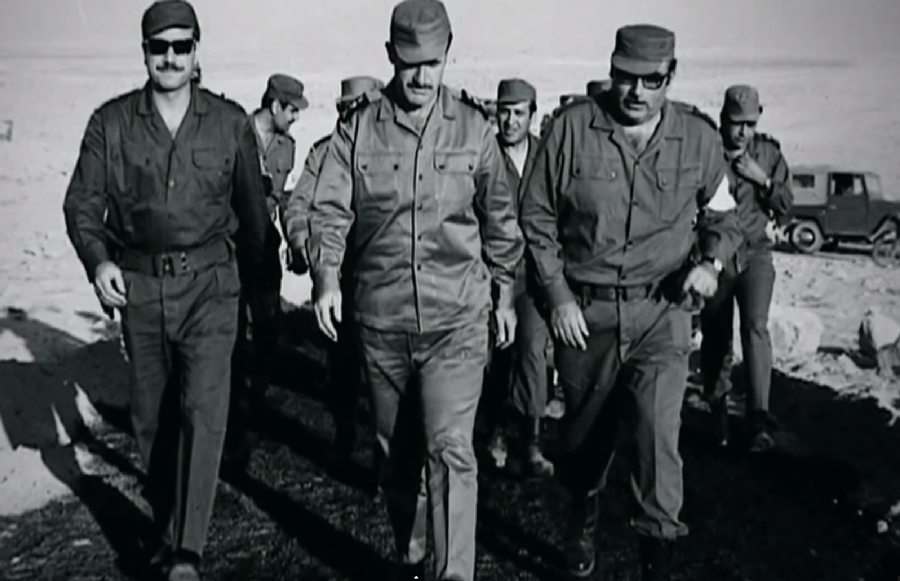 חאפז אל-אסד עם מפקדים בצבא סוריה, 1973 (צילום מסך: יוטיוב)