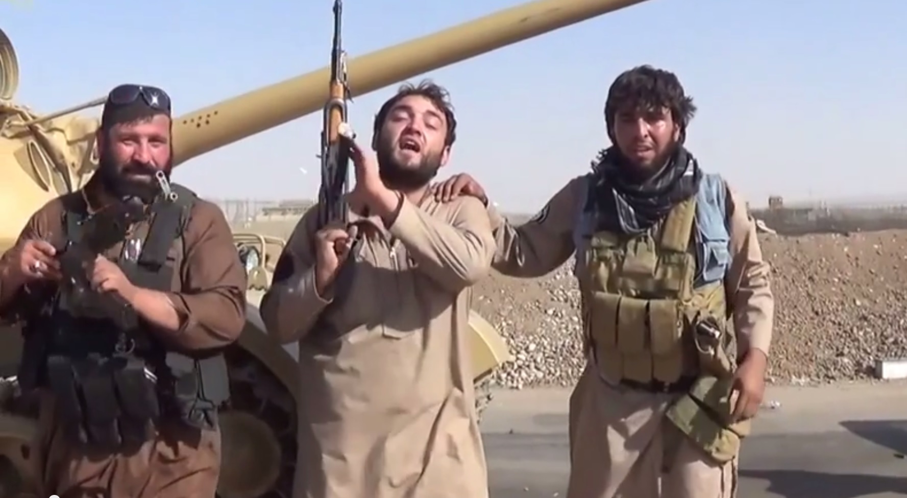 חמושי דאעש במחוז נינוה בעיראק (צילום מסך: יוטיוב)