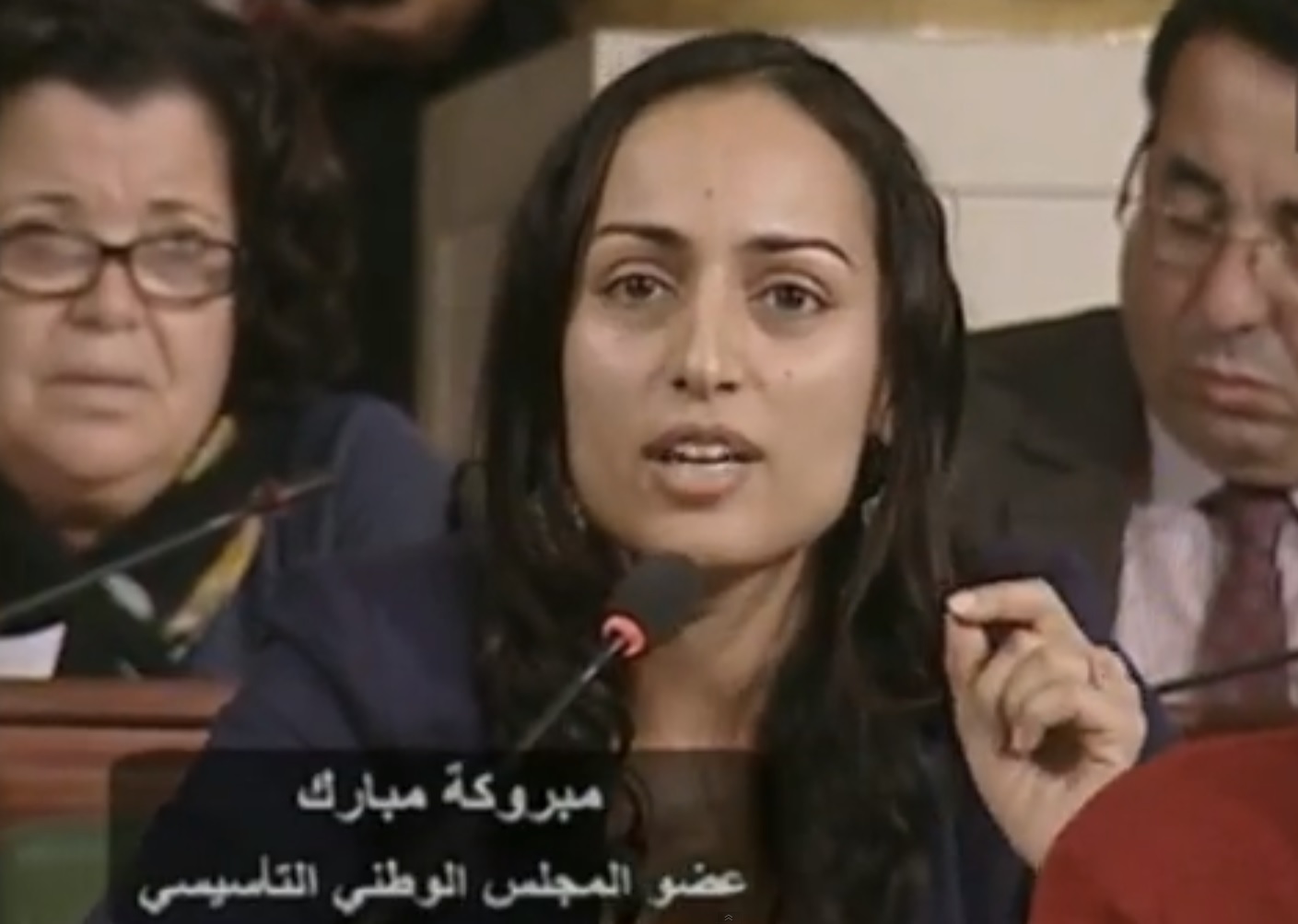 מברוכה מובארכ, חברת הפרלמנט התוניסאי, בעת ההצבעה על החוקה (צילום מסך: יוטיוב)