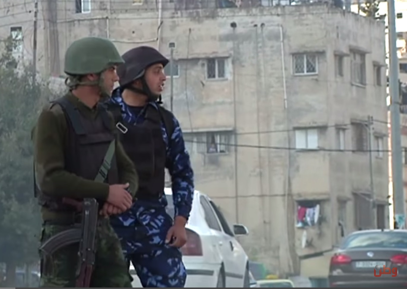 חייל ושוטר פלסטיני במחנה בלאטה, החודש (צילום מסך: יוטיוב)