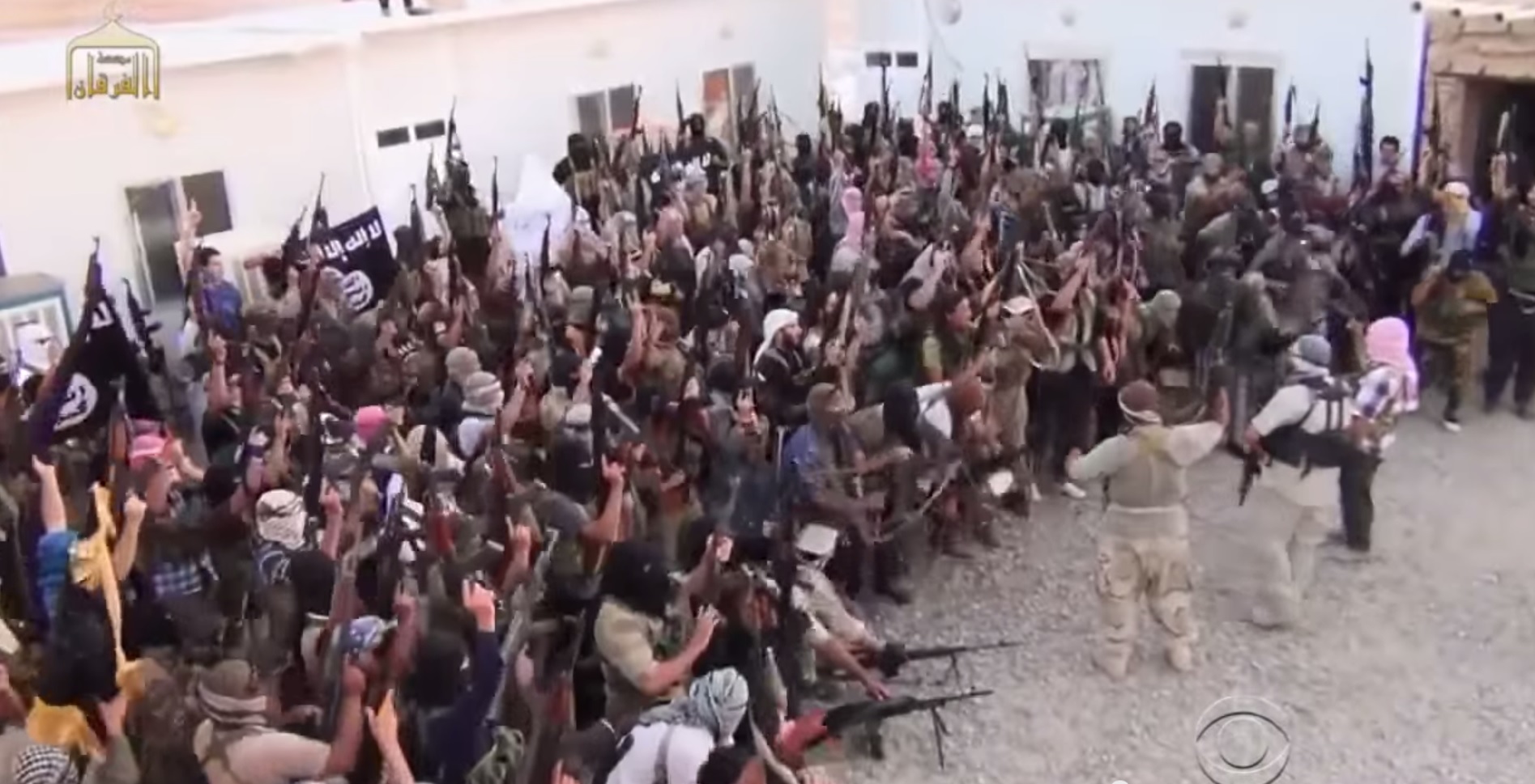 חמושי דאעש התאגדו באין מפריע בגבול תורכיה-סוריה (צילום מסך: יוטיוב)
