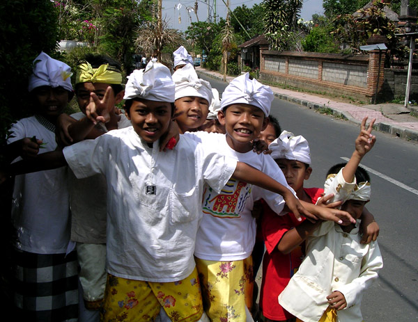 ילדים באלינזים באינדונזיה (Merbabu, CC BY-SA 3.0)