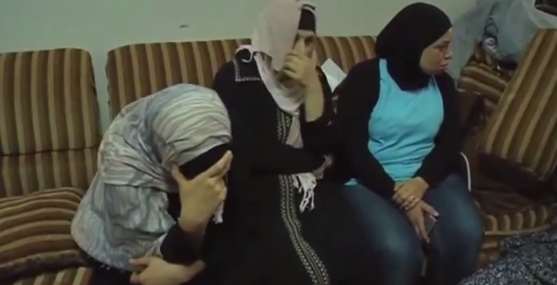 אמו ובנות משפחתו האבלות של מוחמד אבו חדיר (צילום מסך: יוטיוב)