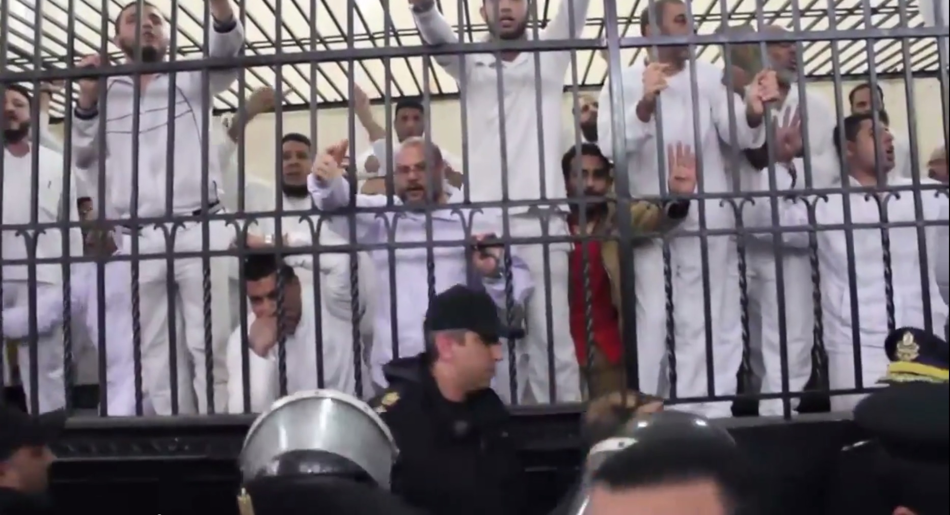 פעילי האחים המוסלמים שנדונו למוות בבית המשפט (צילום מסך: יוטיוב)