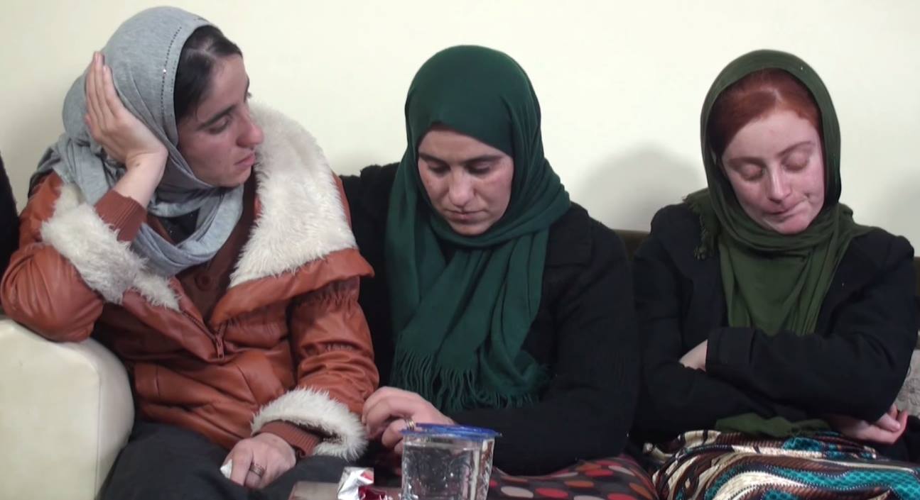 נשים יזידיות ששוחררו משבי המדינה האסלאמית (צילום מסך: Journeyman Pictures)