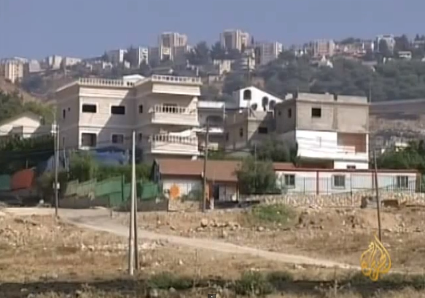 בתי הכפר עכברה. ברקע: צפת (צילום מסך: יוטיוב)