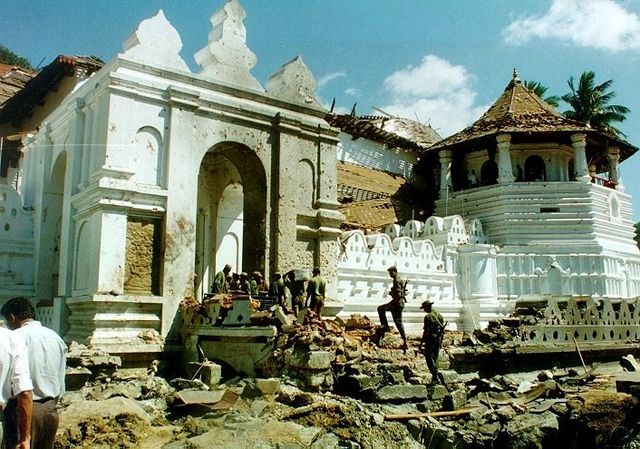 חורבות מקדש סרי דלאדה מאליגאווה בסרי לנקה בפיגוע של הנמרים הטמילים, 1998 (תמונה: ויקיפדיה)