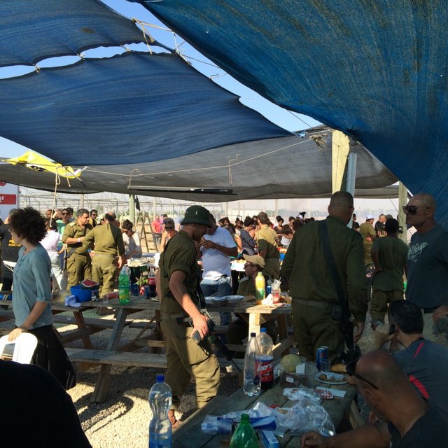 תחנת חלוקת אוכל לחיילים בעוטף עזה (צילום: אסף חזני)