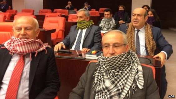 חברי פרלמנט מהמפלגה הכורדית מוחים על חוק בטחון הפנים הדרקוני (תמונה: Nub Cake)