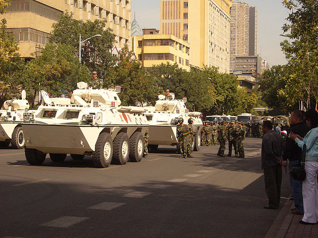 כוחות של משטרת סין באורומצ'י, בירת מחוז שינגיאנג, 2009 (תמונה: ויקיפדיה)