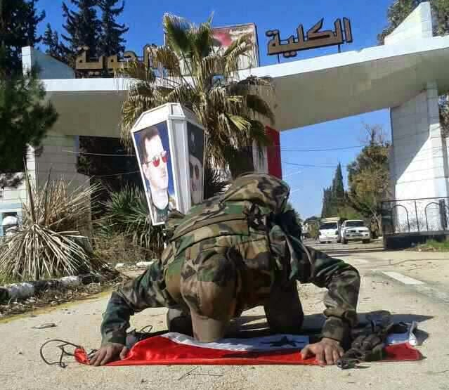 חייל בבסיס של צבא סוריה (תמונה: Oryx blog)