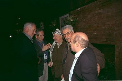 נתניהו, ערפאת ועבאס בשיחות ווי פלנטיישן בשנת 1998 (צילום: אבי אוחיון, לע