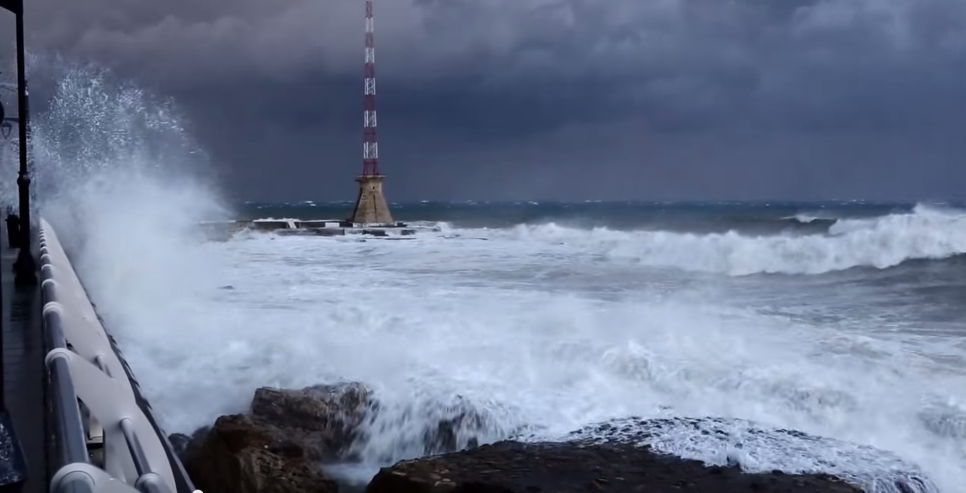 הסופה זינה מגיעה לחופי לבנון (צילום מסך: יוטיוב)