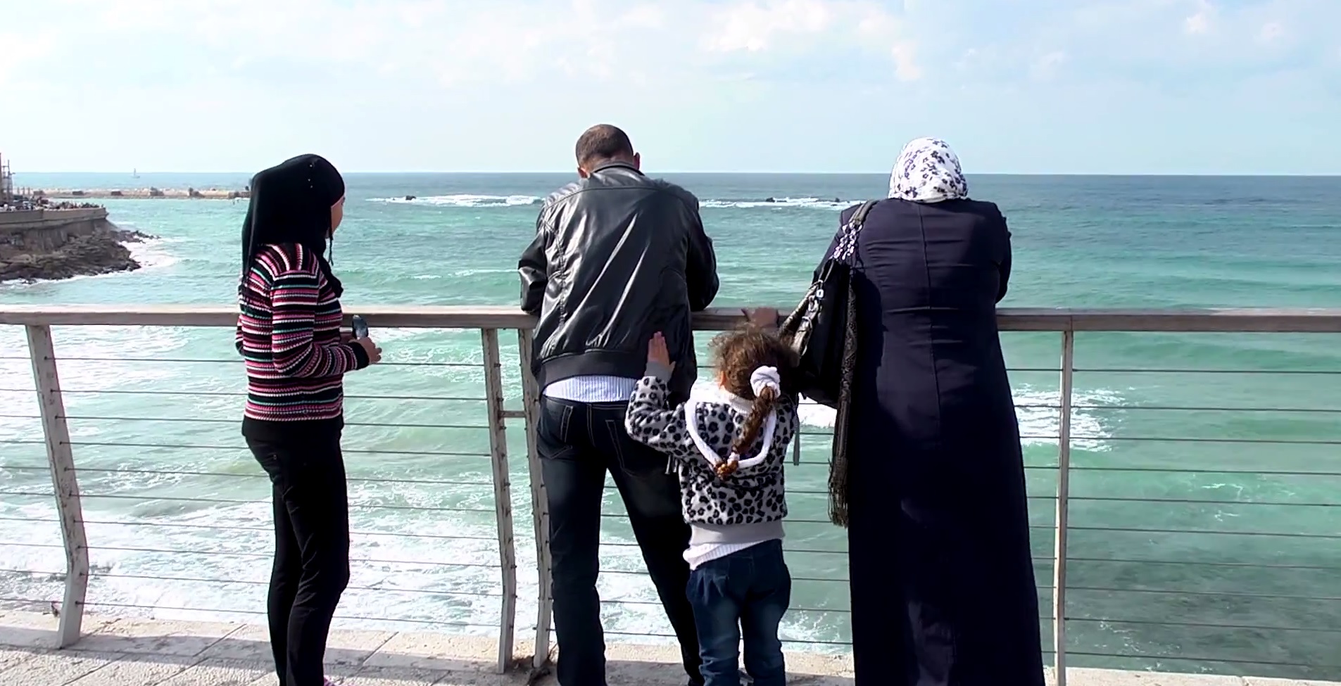 פלסטינים-ישראלים לחוף יפו (צילום מסך: יוטיוב)
