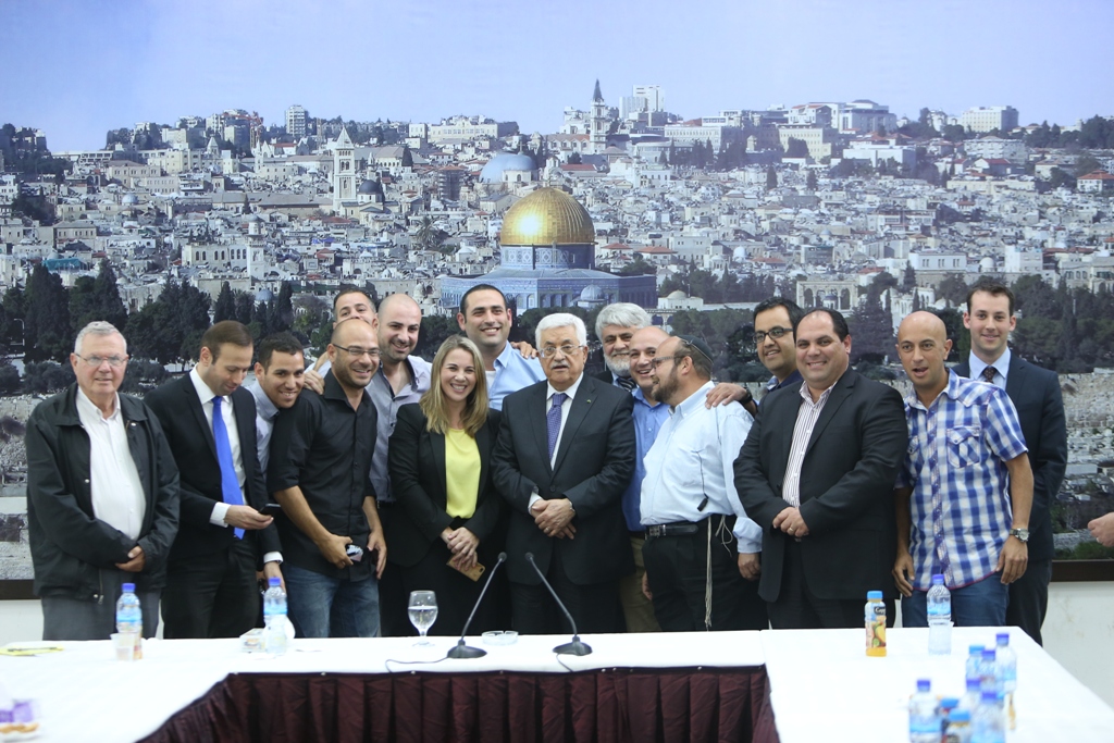 עיתונאים ישראלים עם אבו מאזן בראמאללה (צילום: אלי קובין)