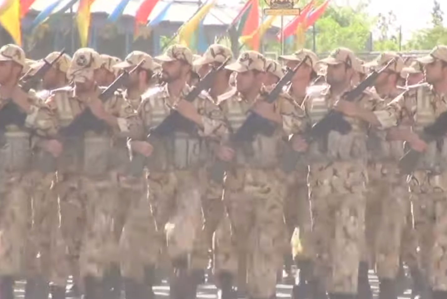 חיילים בצבא האיראני (צילום מסך: יוטיוב)