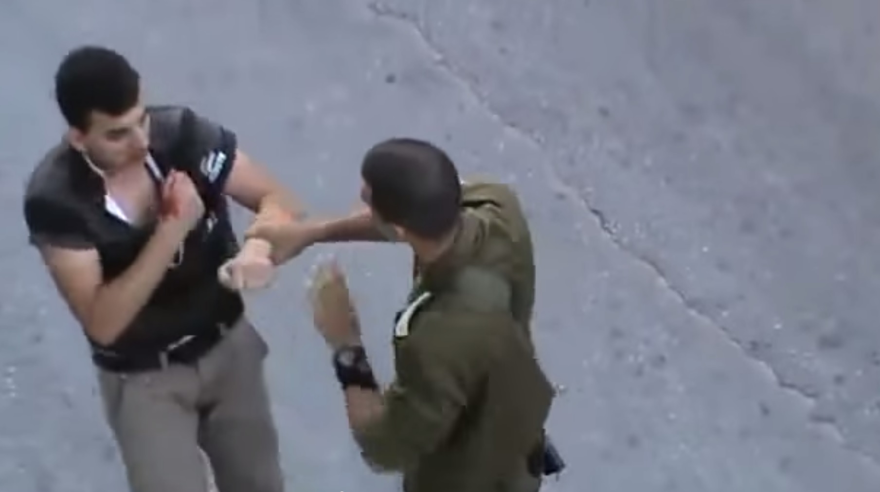 עימות בין קצין צהל לבין תושב פלסטיני בחברון (צילום מסך: יוטיוב)
