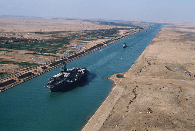 המשחתת אמריקה עוברת בתעלת סואץ, 1981 (תמונה: ויקימדיה)