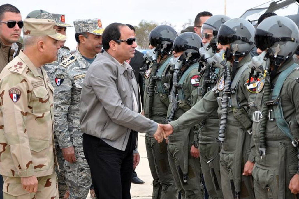 נשיא מצרים פוגש טייסים סמוך לגבול הלובי, 2015.