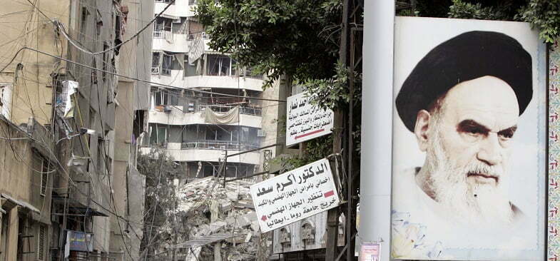 תמונה של ח'ומייני ברחובות ביירות, על רקע הריסות המלחמה ב-2006 (רויטרס)