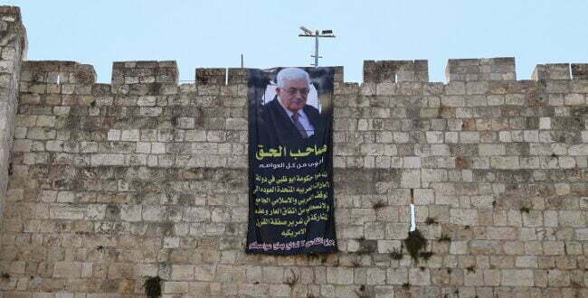 עבאס, על כרזה שנתלתה בחומות ירושלים, במחאה על הסכמי אברהם (רויטרס)