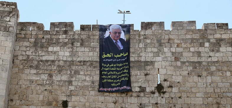 עבאס, על כרזה שנתלתה בחומות ירושלים, במחאה על הסכמי אברהם (רויטרס)