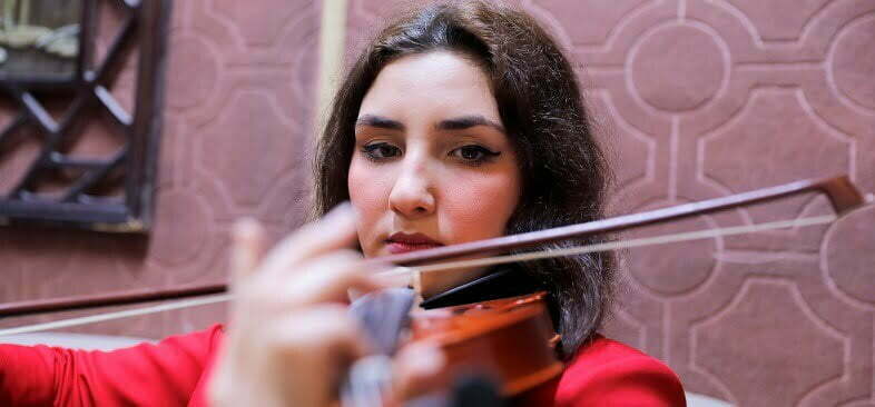 הכנרת והזמרת העיראקית נור איברהים, באולפן במוסול, פברואר 2021 (רויטרס)