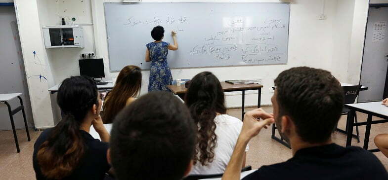 הלהטוטנים המתמקחים&#58; הדילמות של מורים ערבים בישראל
