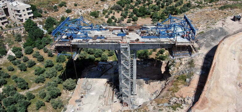 בניית גשר בצור באהר, במזרח ירושלים, מאי 2020 (רויטרס)