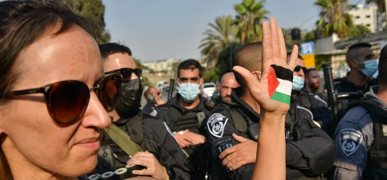 מפגינה ישראלית בשיח' ג'ראח, יולי 2021 (צילום: רויטרס)