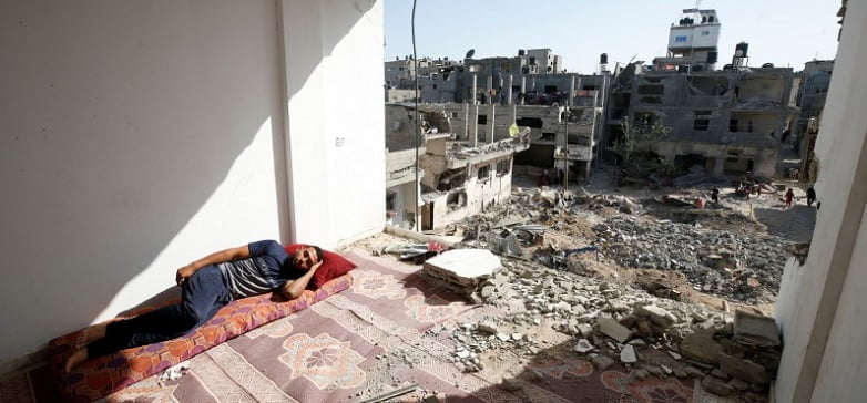 פלסטיני ישן בבית שנהרס בתקיפות ישראליות בעזה, יוני 2021 (רויטרס)