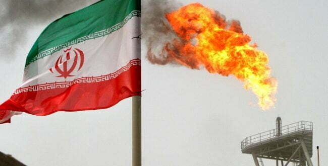 דגל איראן על רקע להבה מאסדת קידוח. רויטרס.