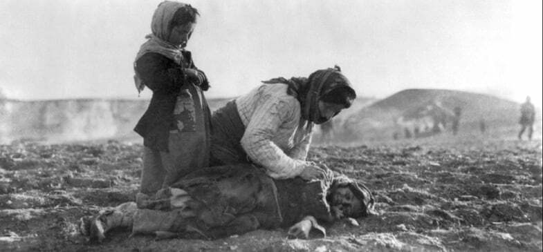אשה ארמנית כורעת מעל בנה בחאלב, סוריה (צילום מתוך ויקימדיה)
