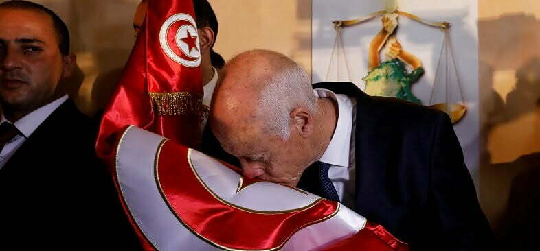 קייס סעיד חוגג את בחירתו לנשיא תוניסיה בנשיקה לדגל, אוקטובר 2019 (תצלום: רויטרס)