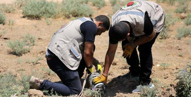 חבלנים של חמאס מנטרלים ראש נפץ של טיל כיפת ברזל שנורה במהלך מבצע "עלות השחר" ולא התפוצץ, חאן יונס, אוגוסט 2022 (צילום: רויטרס)