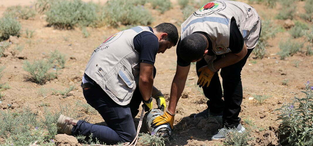 חבלנים של חמאס מנטרלים ראש נפץ של טיל כיפת ברזל שנורה במהלך מבצע "עלות השחר" ולא התפוצץ, חאן יונס, אוגוסט 2022 (צילום: רויטרס)