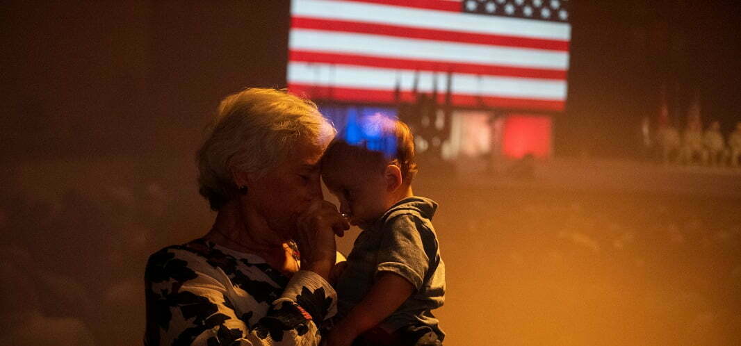 אישה ותינוק בטקס פרידה מחיילים בדרכם לעיראק, אינדיאנה, ארה"ב, 2022. צילום: רויטרס