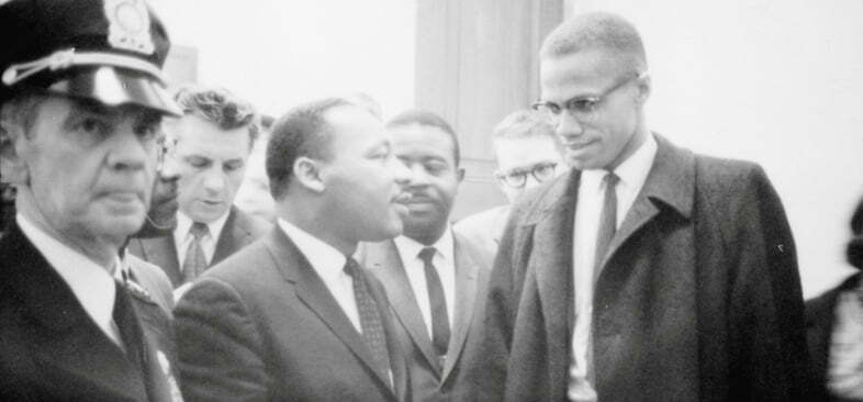 מלקולם אקס לוחץ את ידו של מרטין לותר קינג לפני מסיבת עיתונאים, מארס 1964 (צילום: רויטרס)