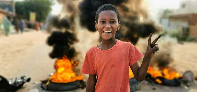 ילד משתתף בחסימת כביש בח'רטום, סודאן, בזמן ההפיכה, אוקטובר 2021 (צילום: רויטרס)