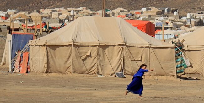 ילדה משחקת במחנה עקורים במאריב, תימן, אוקטובר 2020 (צילום: רויטרס)