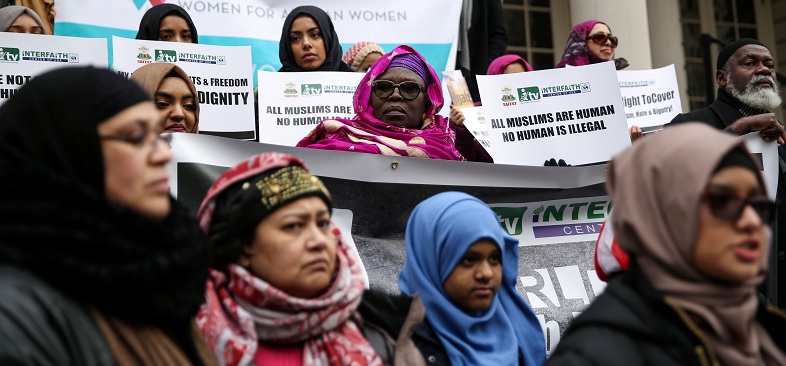 נשים מוסלמיות מפגינות ברחבת בניין העירייה בניו יורק, בזכות חבישת חג'אב, פברואר 2018 (צילום: רויטרס)