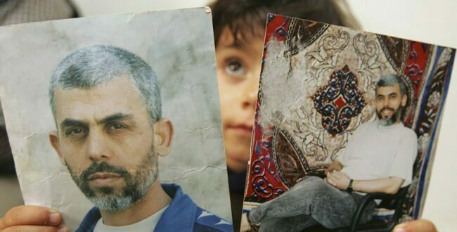 ילד בעזה מחזיק בתמונת יחיא סינוואר כחלק מהמחאה לשחררו מהכלא הישראלי, 2007 (צילום: רויטרס)