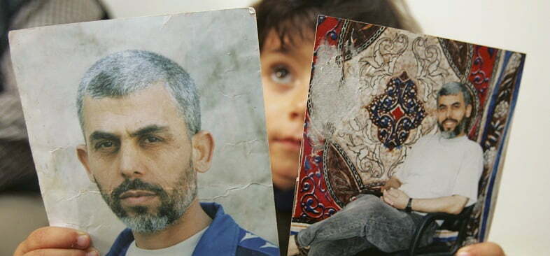ילד בעזה מחזיק בתמונת יחיא סינוואר כחלק מהמחאה לשחררו מהכלא הישראלי, 2007 (צילום: רויטרס)