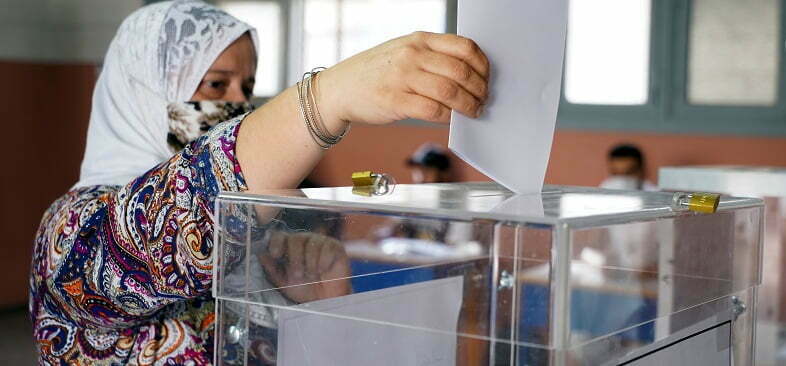 אישה מצביעה בבחירות לפרלמנט מרוקו, ספטמבר 2021 (צילום: רויטרס)
