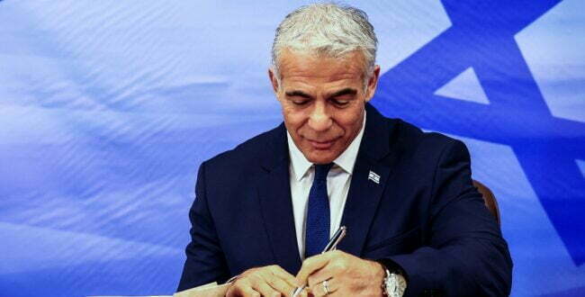 שר החוץ הישראלי לפיד חותם על ההסכם הימי עם לבנון. צילום: רויטרס