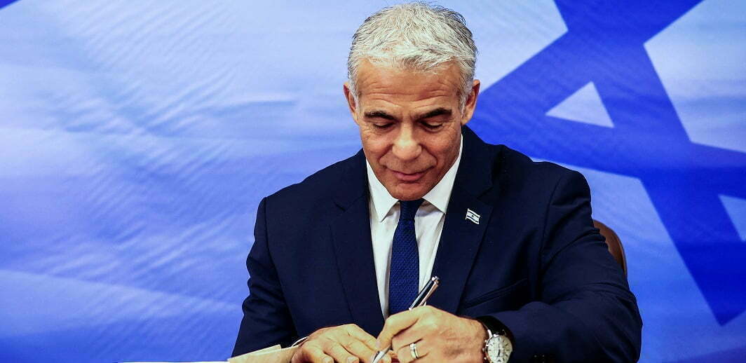 שר החוץ הישראלי לפיד חותם על ההסכם הימי עם לבנון. צילום: רויטרס