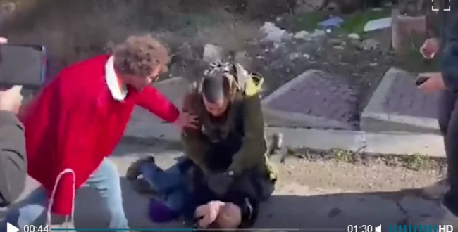 תיעוד תקיפה בחברון. צילום מסך מתוך ynet.