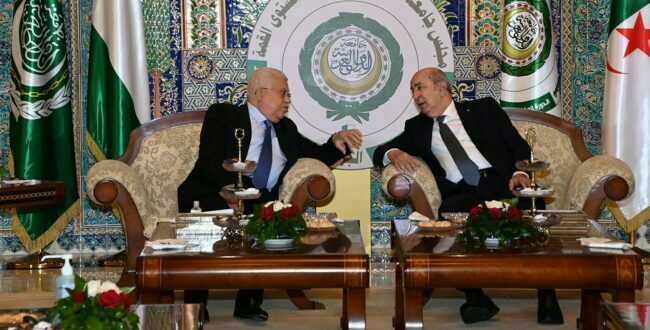 עבאס יחד עם נשיא אלג'יריה, עבד אל־מג'יד תבון, 2022. צילום: רויטרס