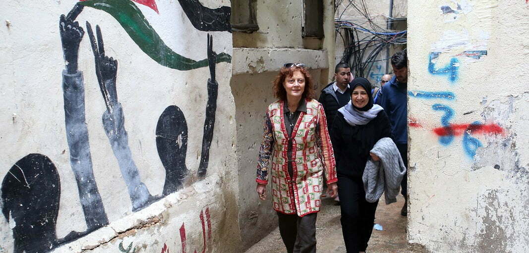 סוזן סרנדון בביקור במחנה הפליטים ברג' אל־בראג'נה בבירות. צילום: רויטרס